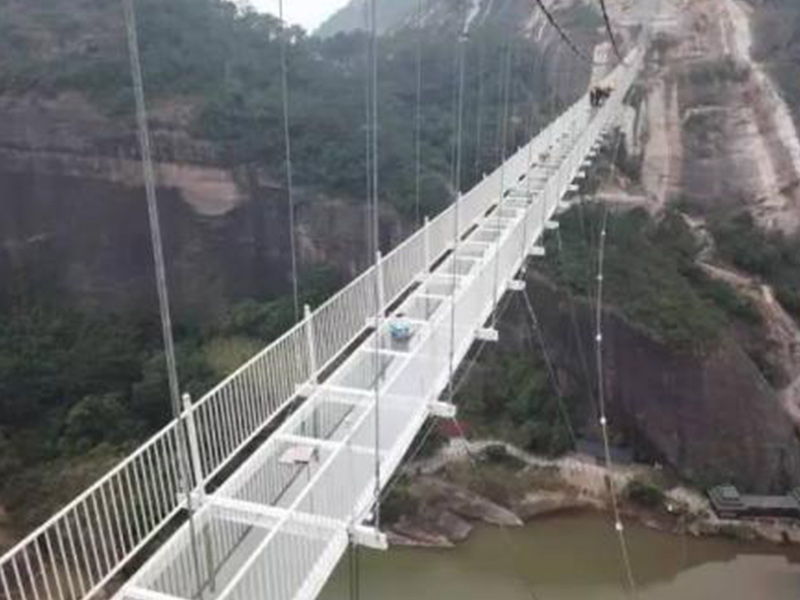 玻璃吊橋受到外國人質(zhì)疑，不遠萬里來砸橋，結局讓人很無奈